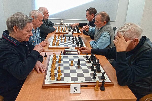 Ветераны сыграли в классику, быстрые и блиц