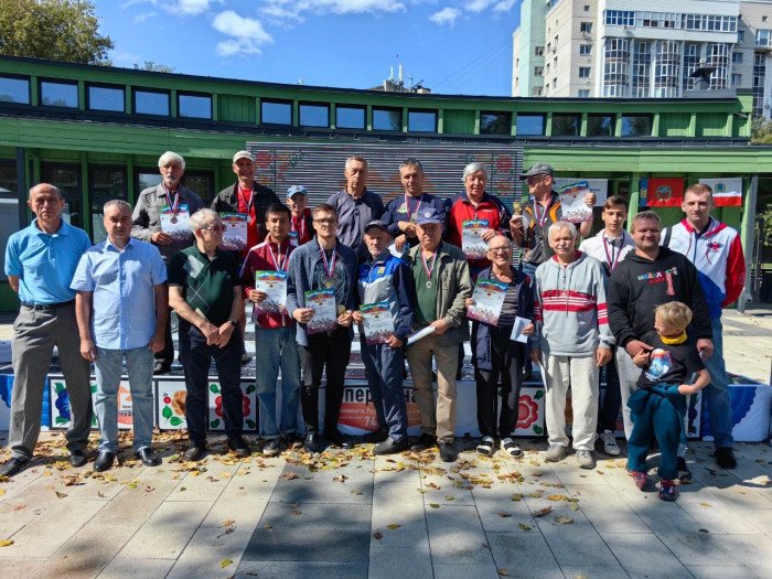 Соревнования по шахпонгу прошли в парке «Изумрудный»