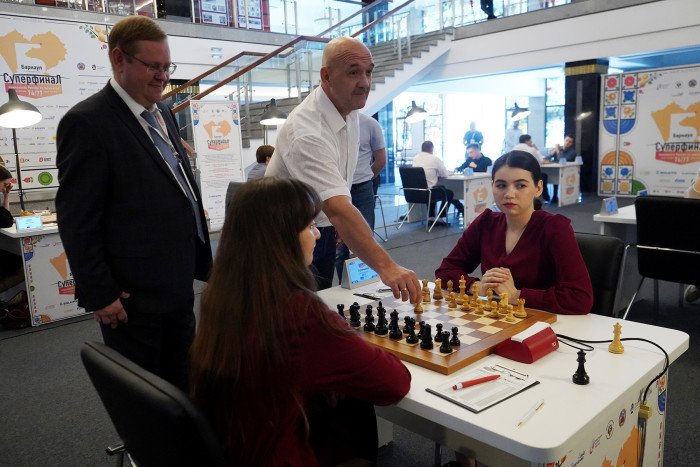 Екатерина Лагно возглавила гонку на женском Суперфинале