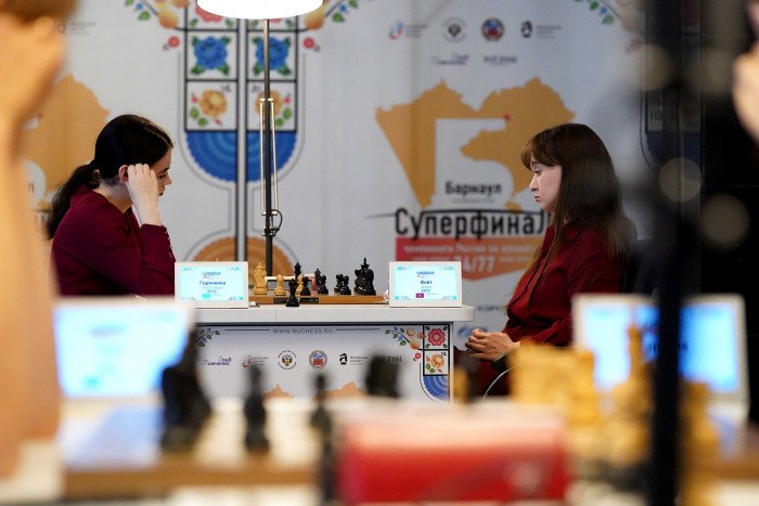 Екатерина Лагно возглавила гонку на женском Суперфинале