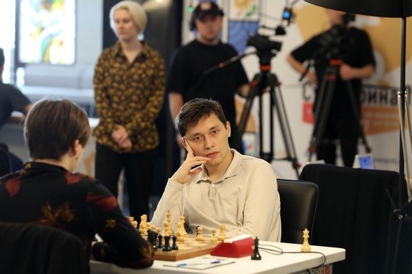 Есипенко и Артемьев лидируют на Суперфинале за тур до финиша