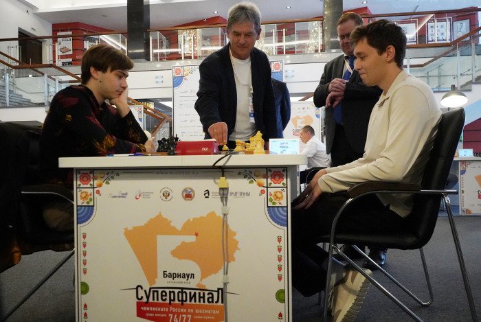 Есипенко и Артемьев лидируют на Суперфинале за тур до финиша