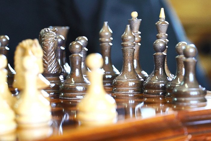 Артём Поломошнов посетил колонию и подарил наборы досок