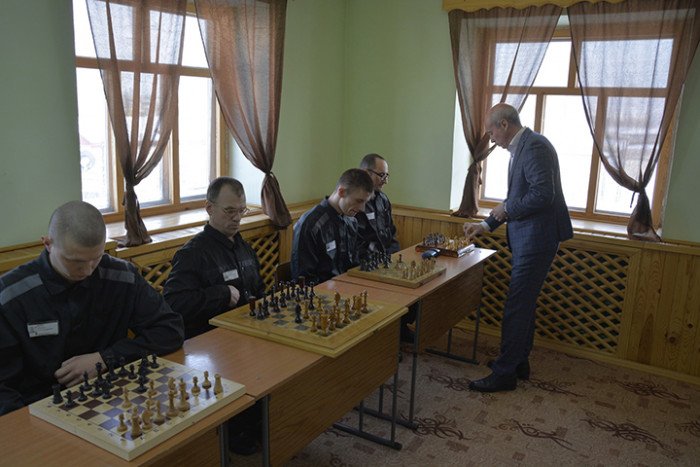 Артём Поломошнов посетил колонию и подарил наборы досок