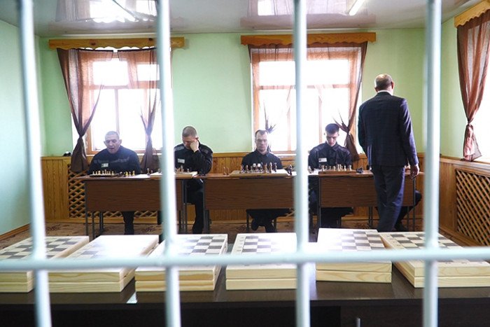 Артём Поломошнов посетил колонию и подарил наборы досок