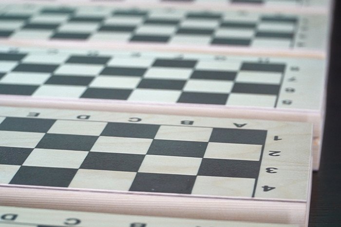 Артём Поломошнов посетил колонию и подарил наборы досок