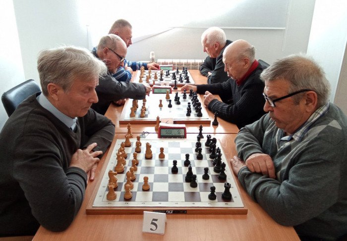 Ветераны сыграли в блиц-турнире «Памяти шахматистов Алтая»