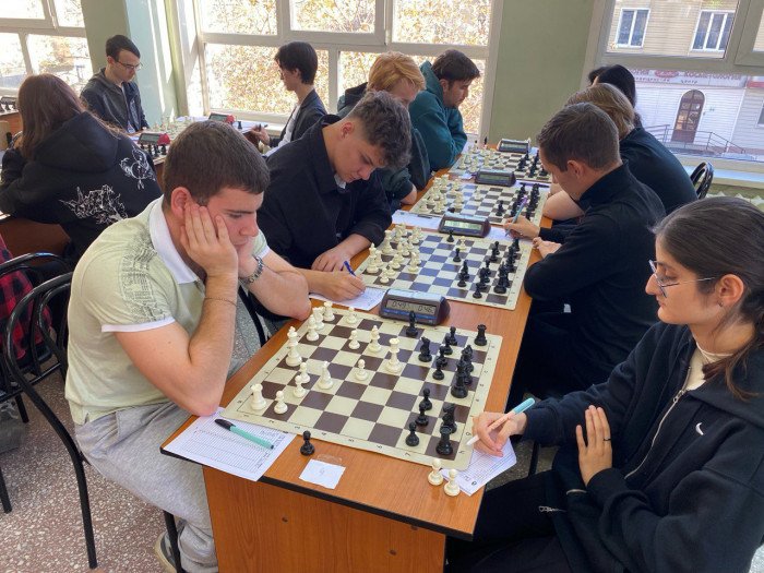 Вчерашние абитуриенты быстро освоились