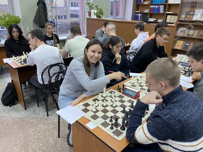 Вчерашние абитуриенты быстро освоились