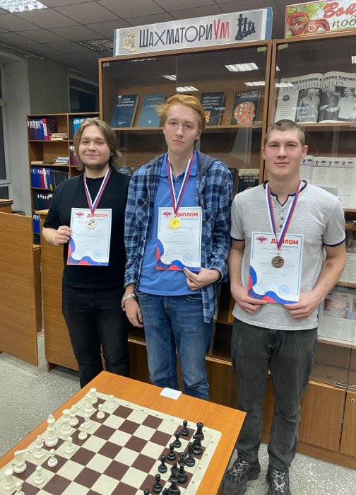 Вчерашние абитуриенты быстро освоились