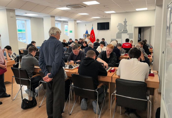 Гроссмейстер Алексей Сорокин сыграл в командном чемпионате края по рапиду