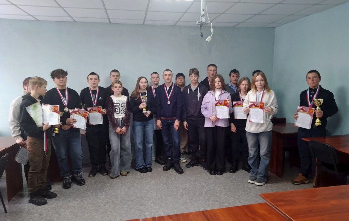 Алейские школьники сыграли в шахматы на День Конституции