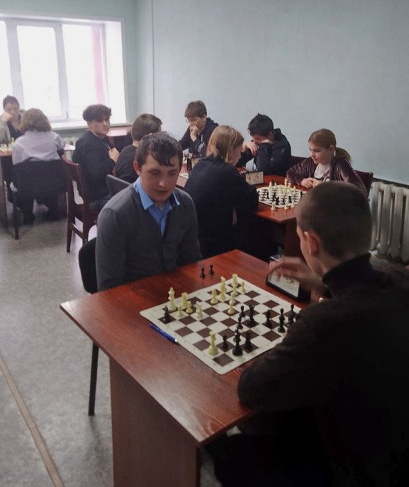 Алейские школьники сыграли в шахматы на День Конституции