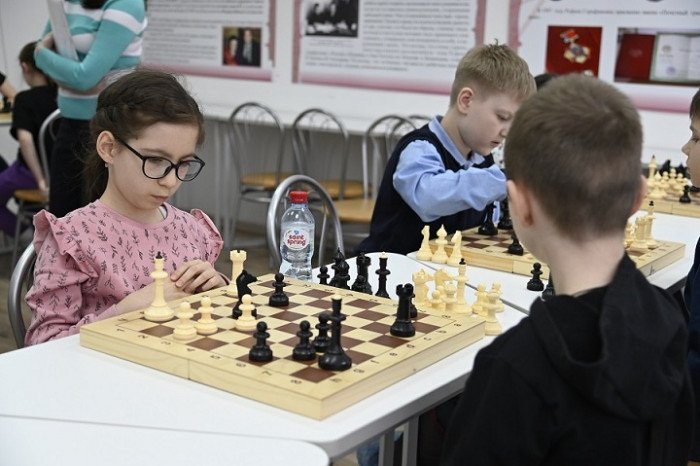 Юные шахматисты поборолись за честь шахматной короны в АИРО