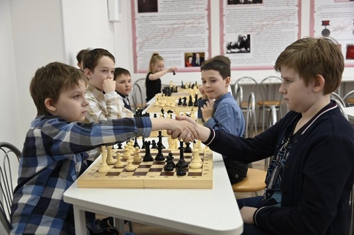 Юные шахматисты поборолись за честь шахматной короны в АИРО