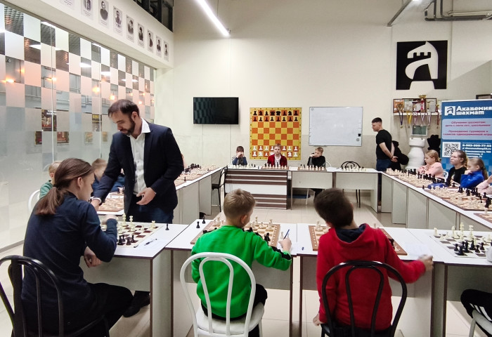 Четыре гроссмейстера провели сеансы одновременной игры в Барнауле