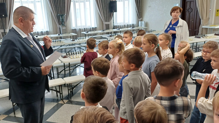 Шахматная сказка перед школой
