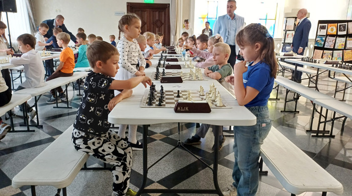 Шахматная сказка перед школой
