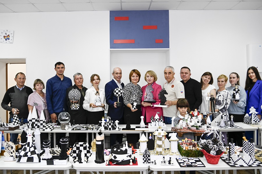 Более 200 экспонатов: в АИРО открыта выставка детских работ, посвящённых шахматам