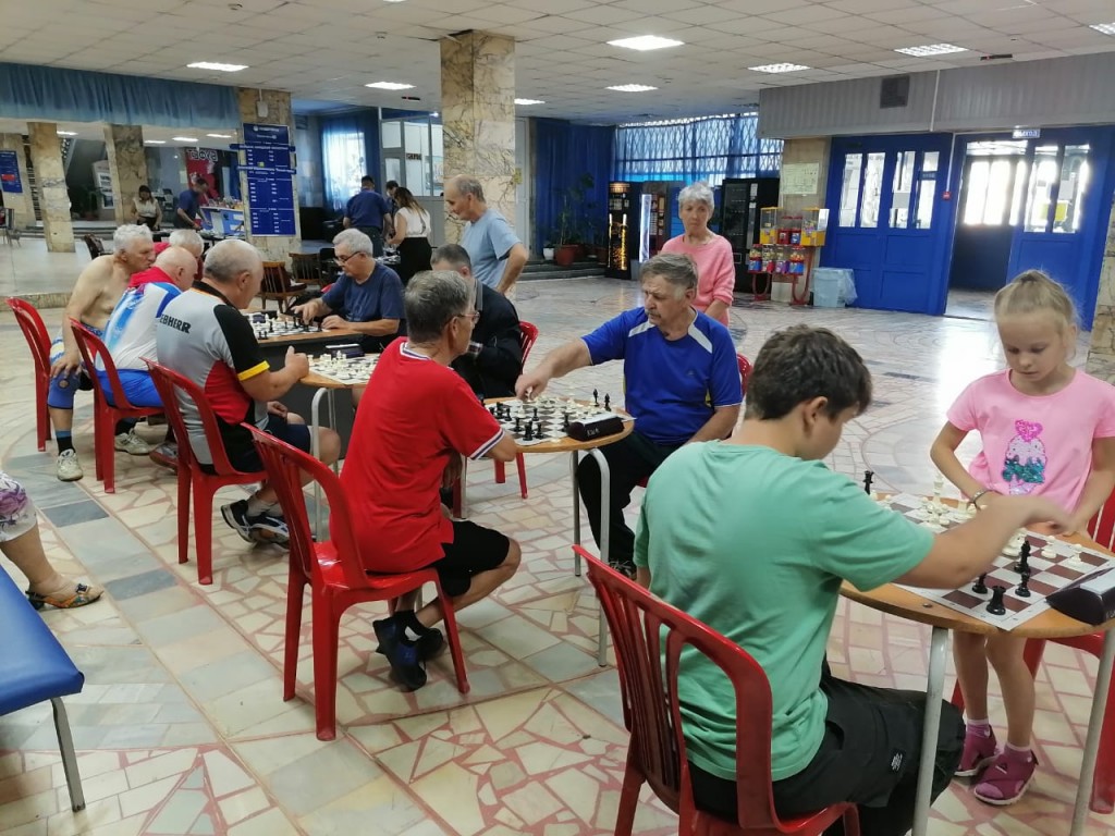 Юсупходжаев начинает побеждать уже и в шахпонге