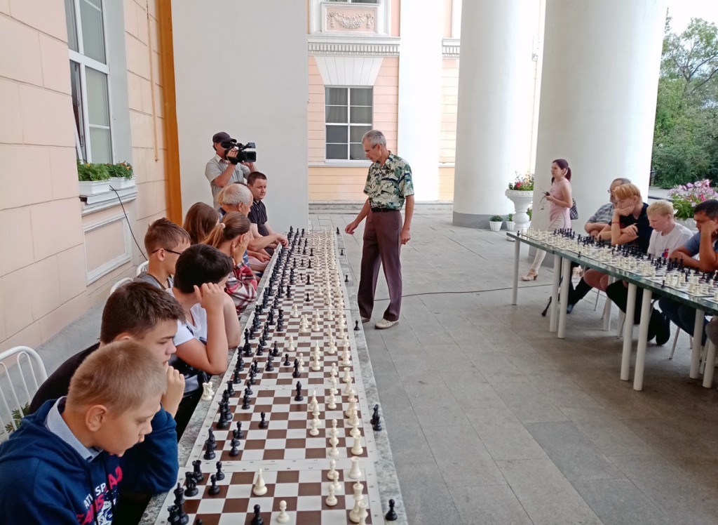 Турниры, сеансы, лекции: как на Алтае провели Международный день шахмат