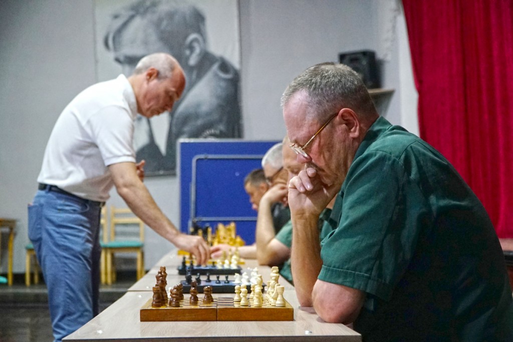 «Он классный игрок». Как заключённые на Алтае сыграли партию с президентом шахмат