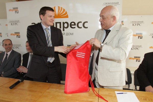 Александр Хасин вручает памятную жилетку от РШФ Даниилу Бессарабову