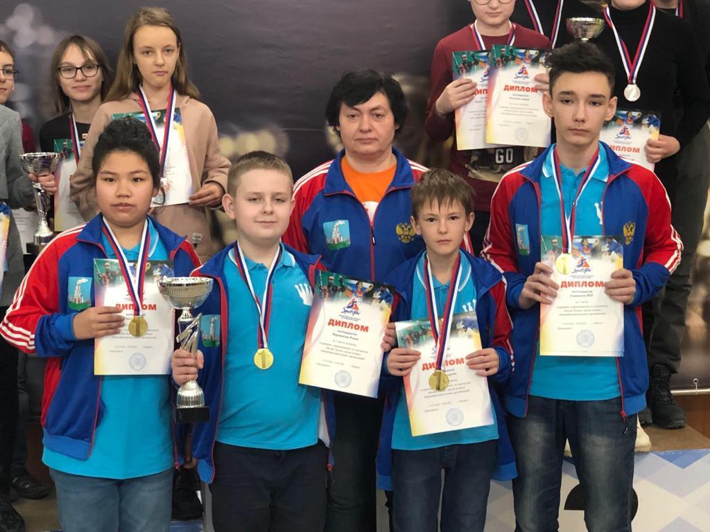 Команда 42-й школы с разгромным счетом выиграла «Белую ладью»